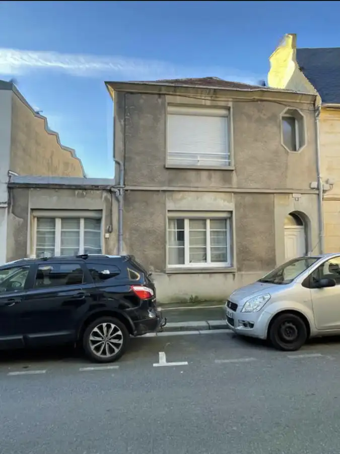 Avant hydrofuge coloré à Falaise par Normandie Nettoyage — façade enduit gris noircie – salissures et humidité du bocage à falaise Calvados (14700)