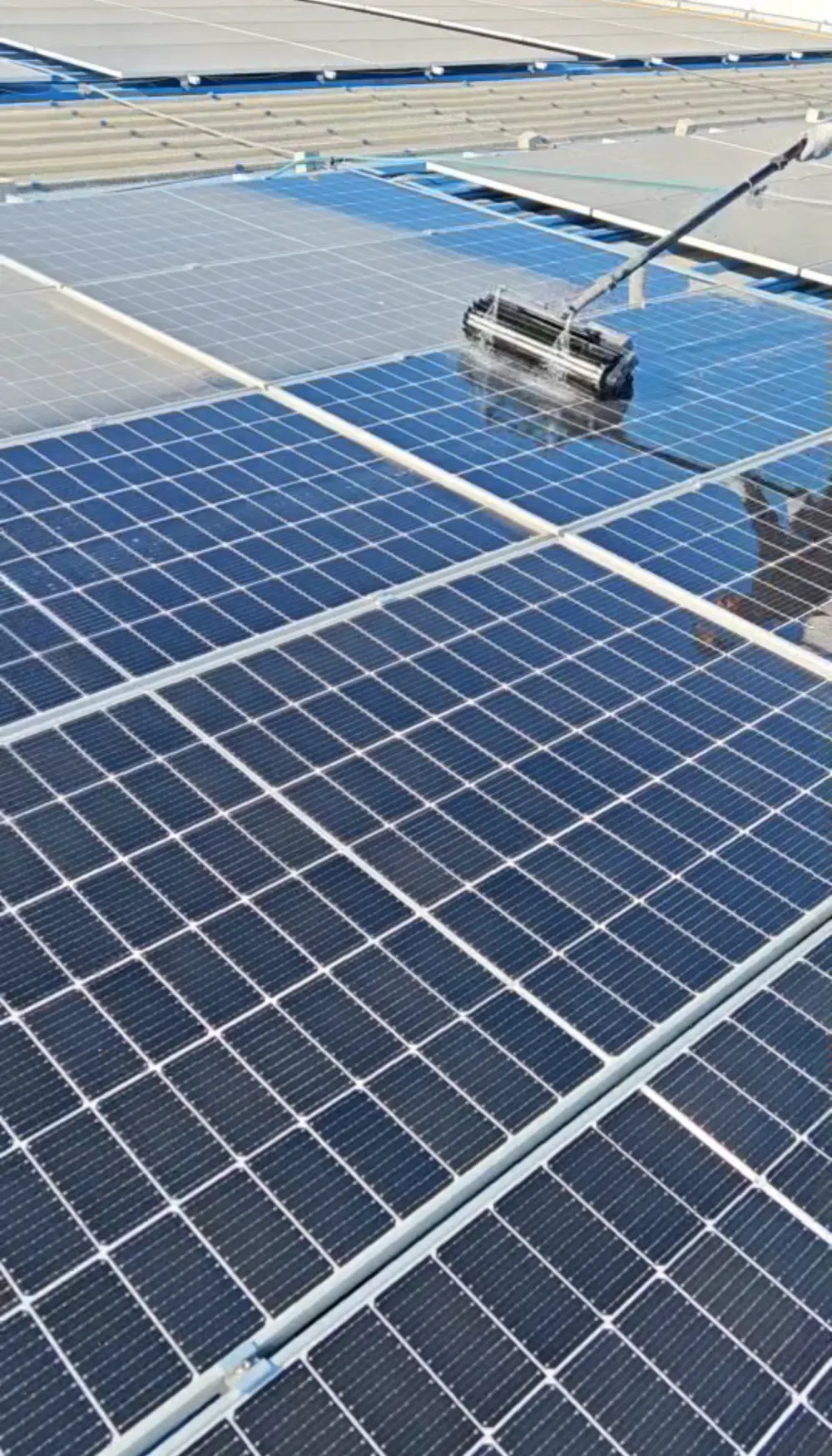 Brosse rotative alimentée en eau pure déminéralisée nettoyant des panneaux photovoltaïques sans pression : méthode douce, zéro trace au séchage