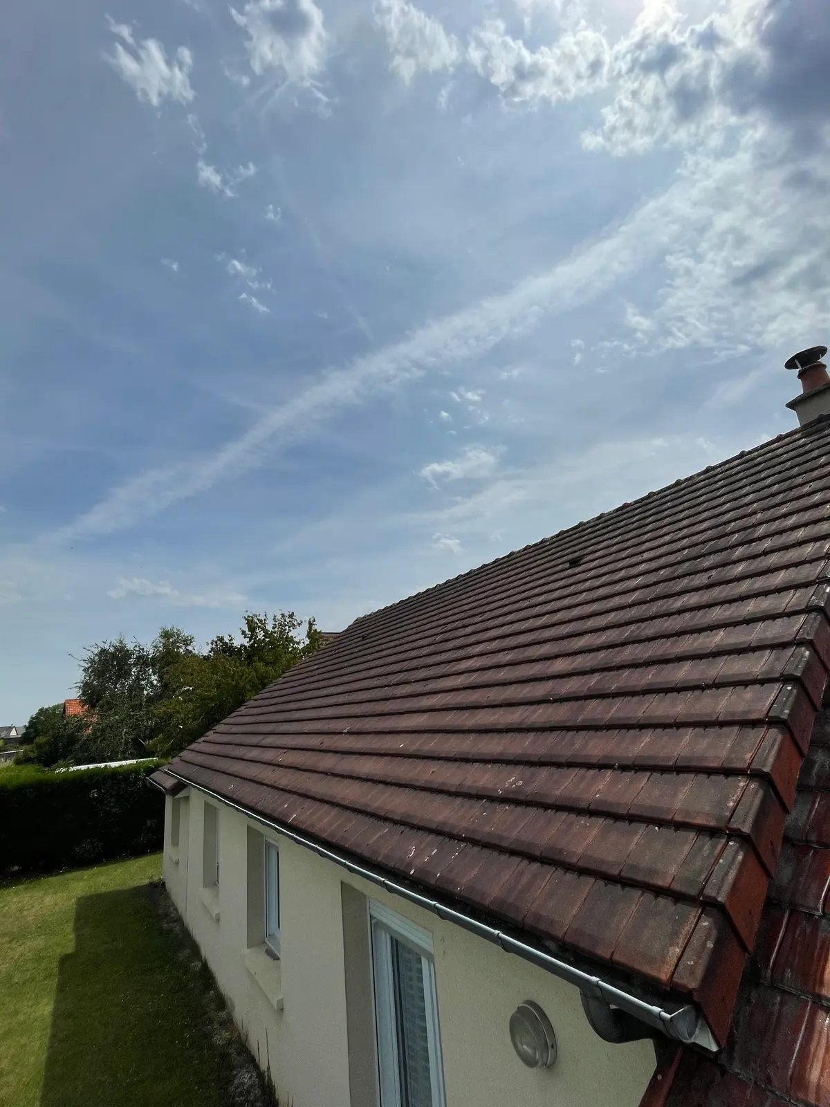 Avant démoussage de toiture à Fécamp par Normandie Nettoyage — démoussage toiture pavillon des hauteurs – mousse épaisse et embruns côte d'albâtre Calvados (76400)