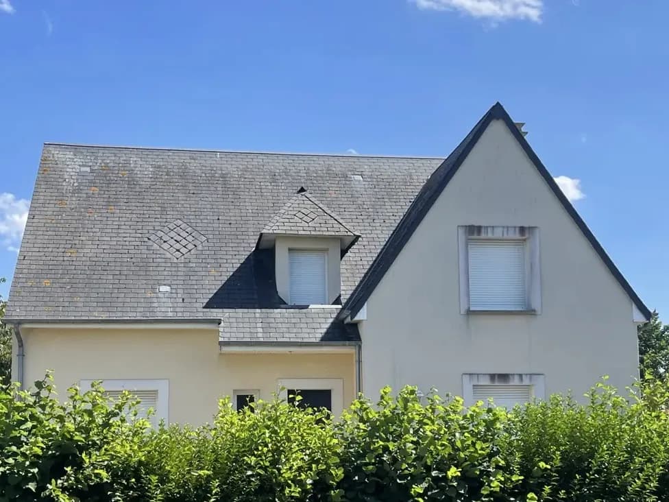 Avant démoussage de toiture à Saint-Lô par Normandie Nettoyage — démoussage toiture ardoise naturelle – lichen permanent vallée de la vire Calvados (50000)